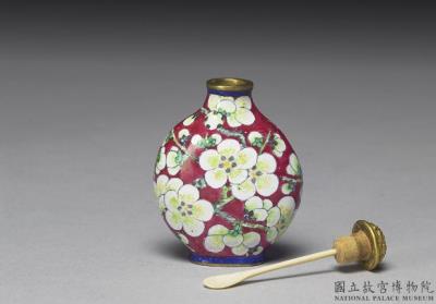 图片[2]-Copper-body painted enamel snuff bottle with a white plum blossom design on a red background, Yongzheng reign (1723-1735), Qing dynasty-China Archive